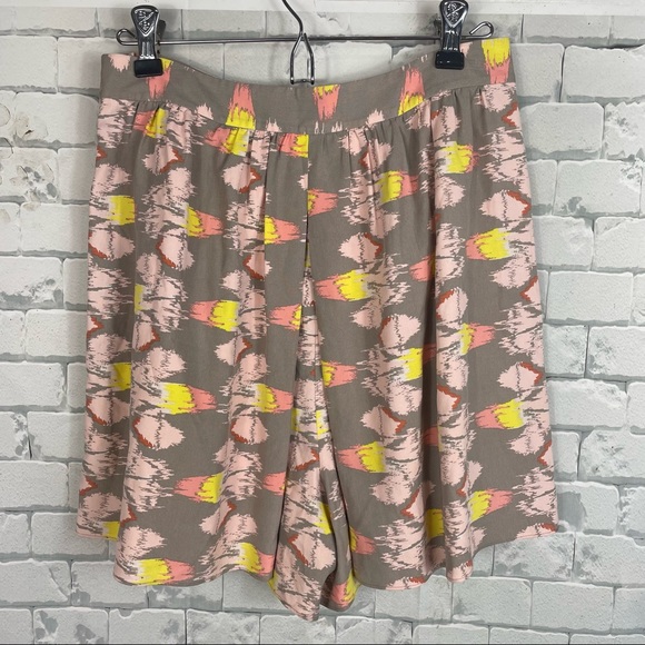Tibi 100% Silk Artsy Abstract  Tribal High Rise Flowy Shorts Pockets Size 2 - Picture 3 of 12